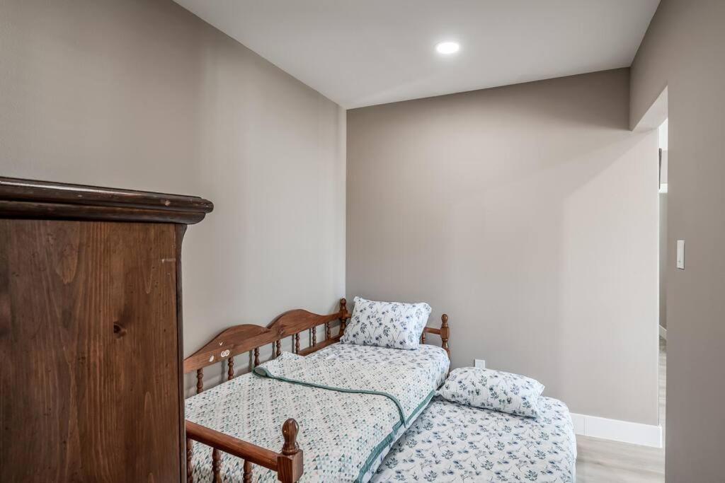 Stunning 5 BDR Oasis. 1 Mile from the Seawall!