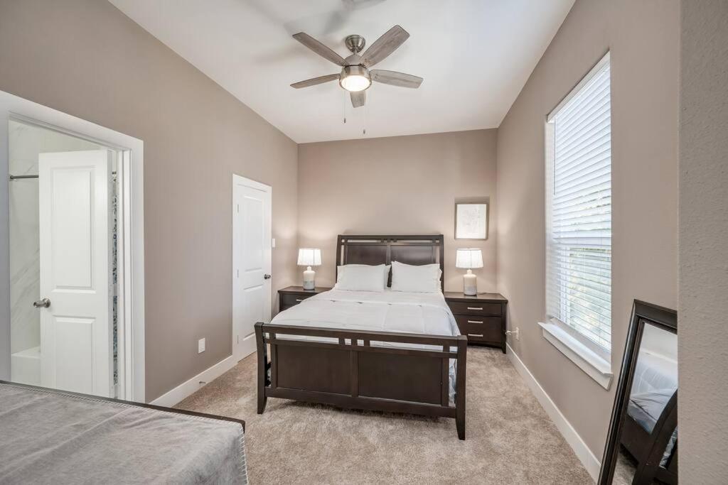 Stunning 5 BDR Oasis. 1 Mile from the Seawall!