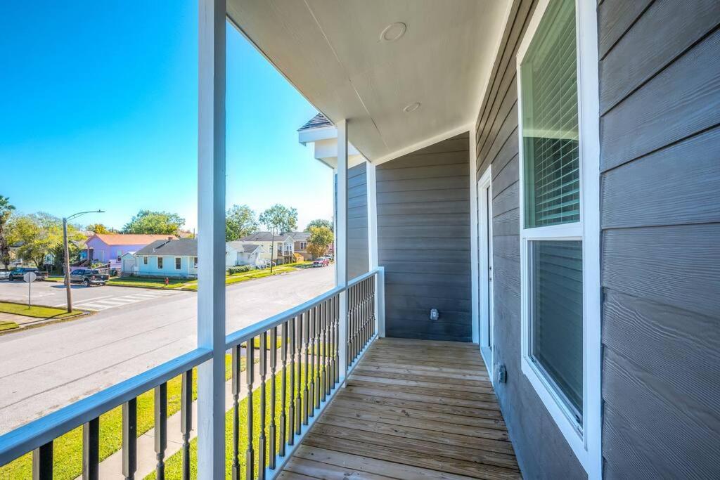 Stunning 5 BDR Oasis. 1 Mile from the Seawall!