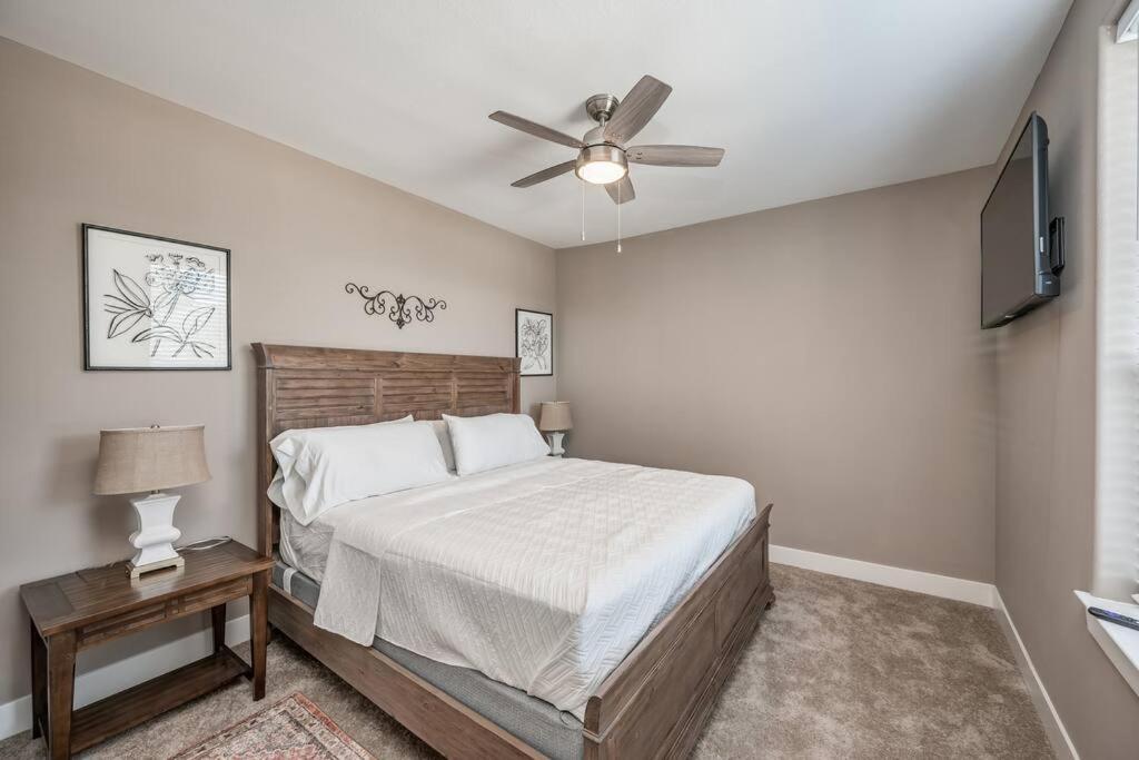 Stunning 5 BDR Oasis. 1 Mile from the Seawall!