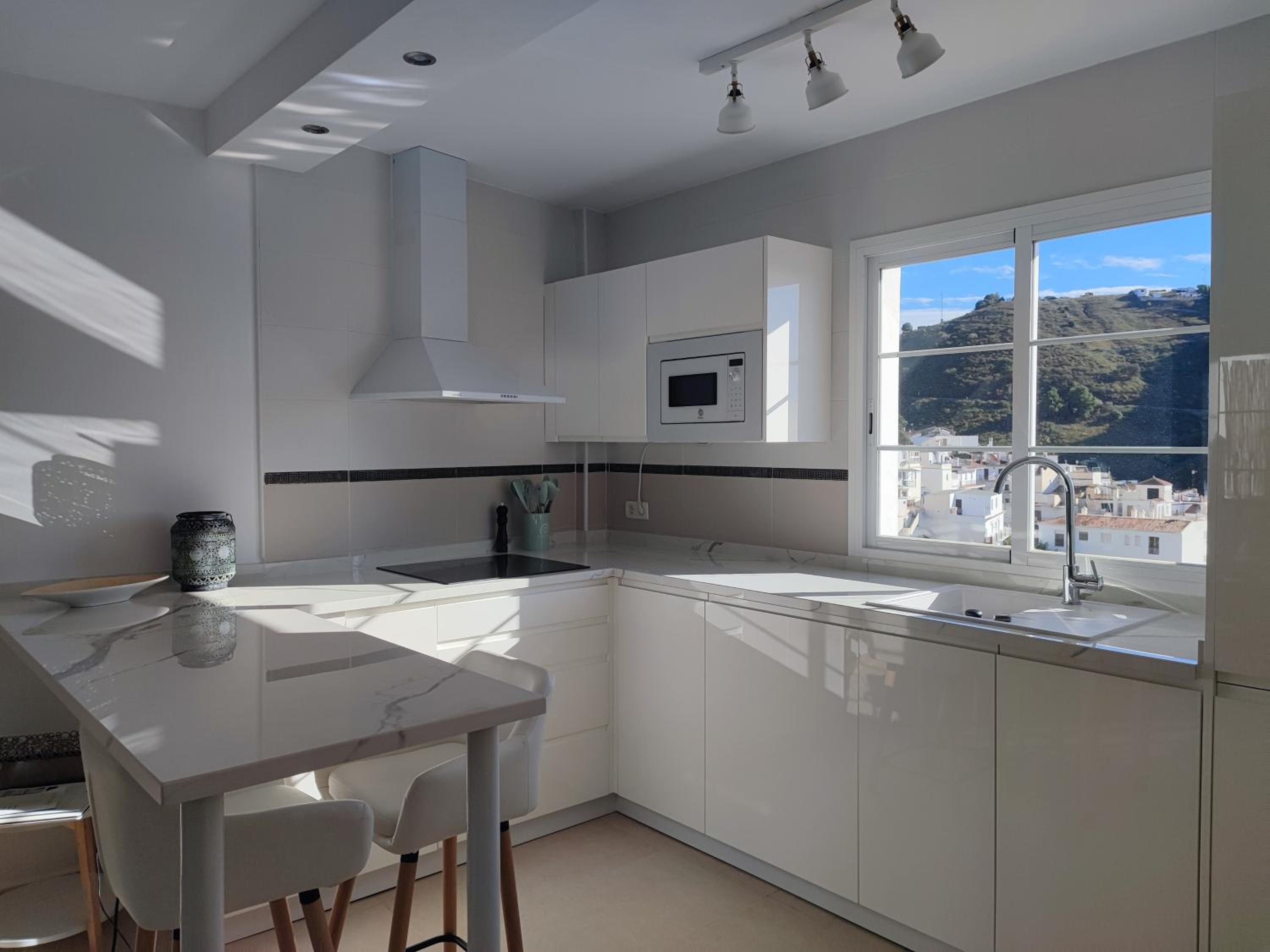 Casa Lidia, bonito y cómodo ático con rooftop privado, impresionantes vistas mar, montaña y jacuzzi