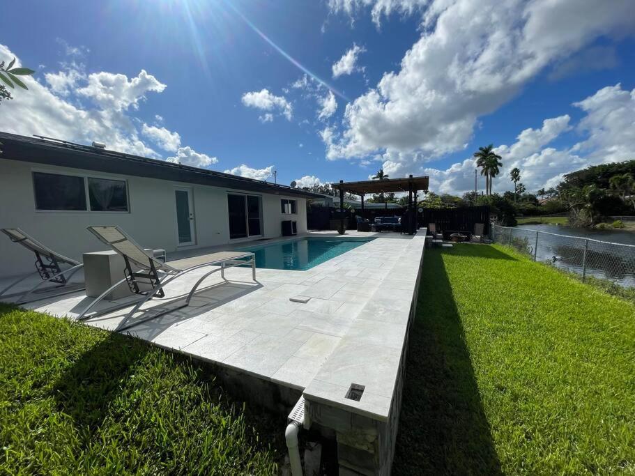 Modern pool home on the lake near Hardrock FLL airport 3