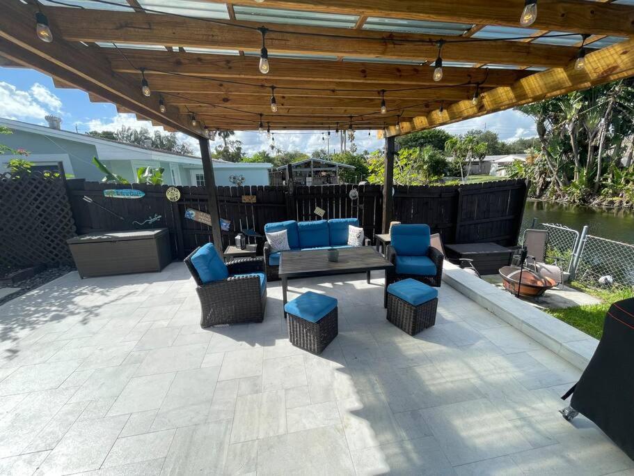 Modern pool home on the lake near Hardrock FLL airport — exterior view, Davie, us