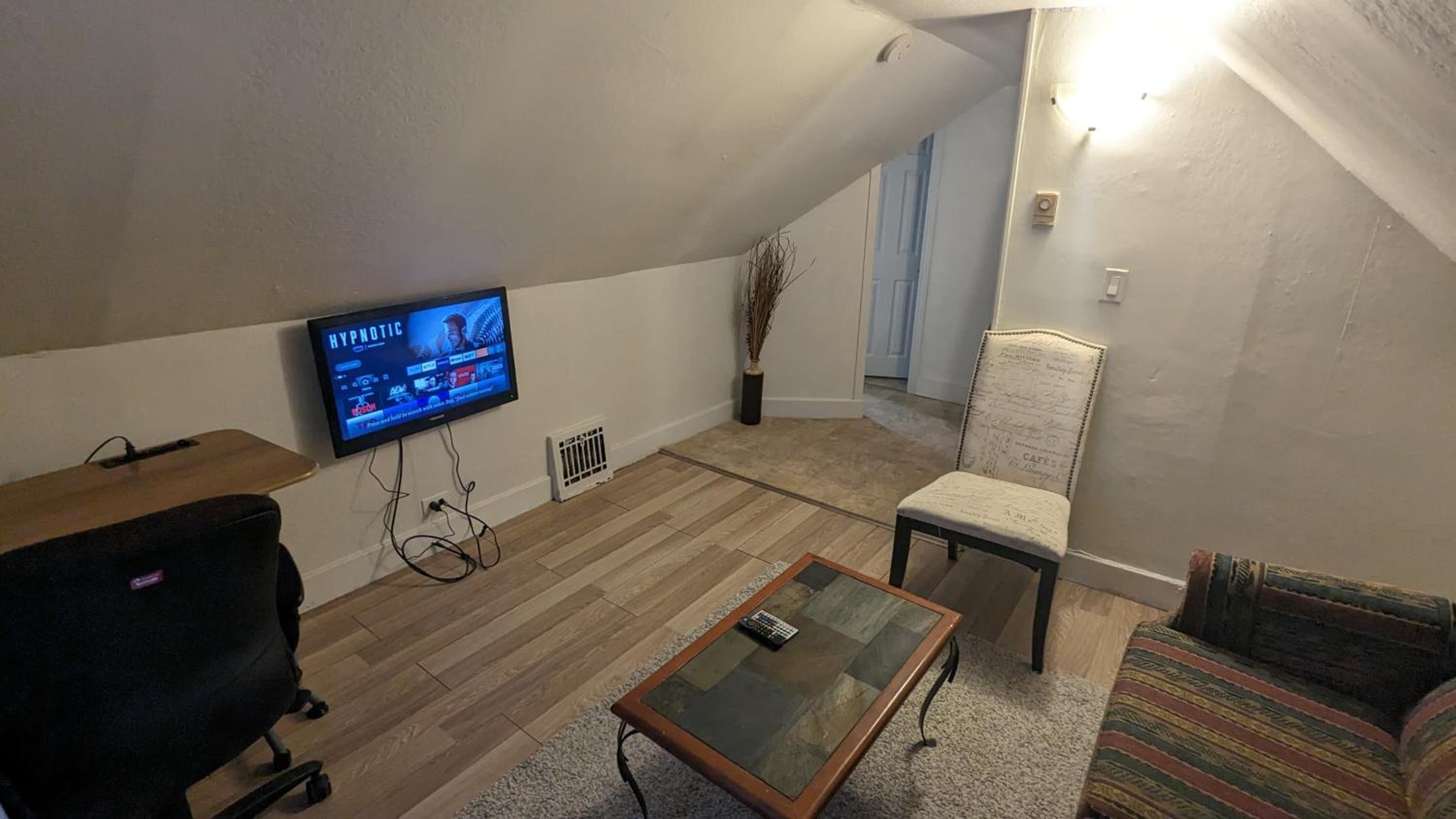 Cozy downtown one bedroom free parking