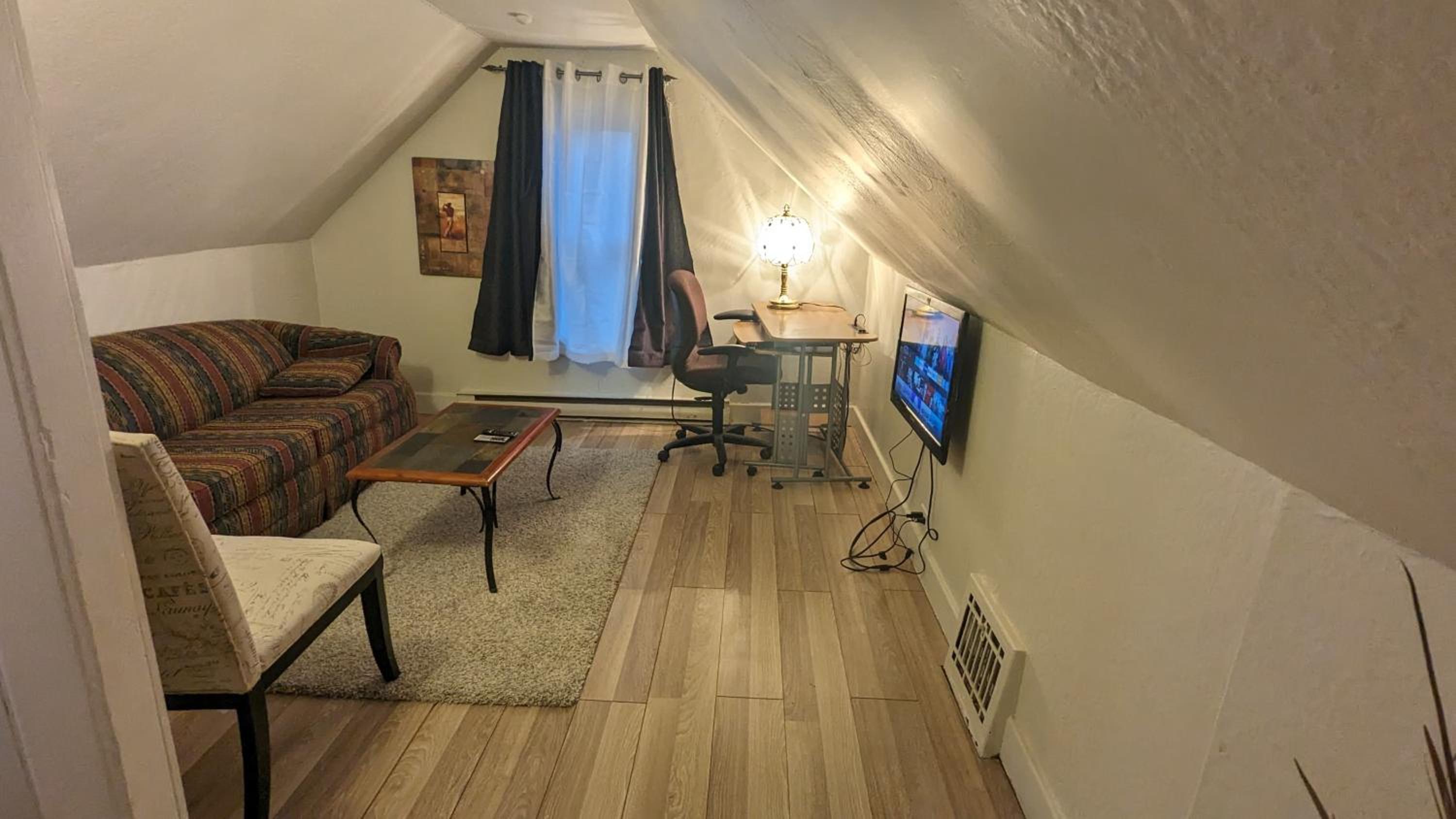 Cozy downtown one bedroom free parking