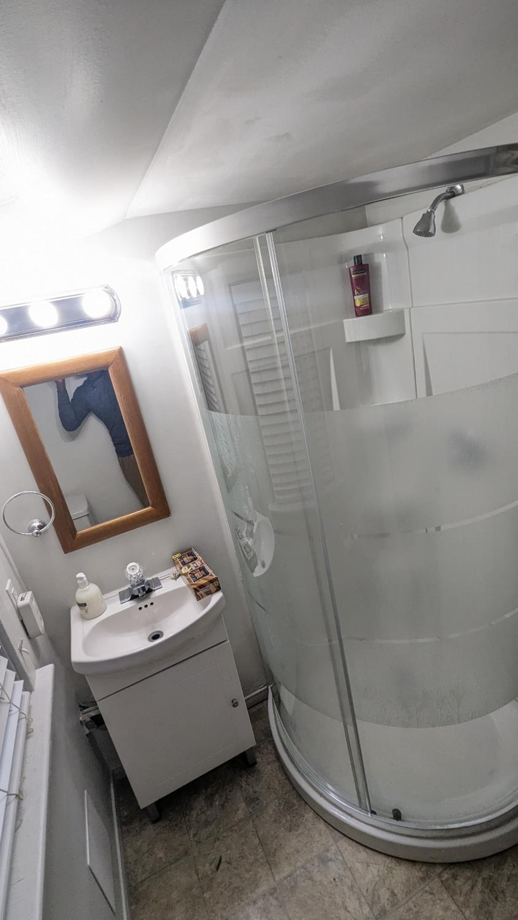 Cozy downtown one bedroom free parking