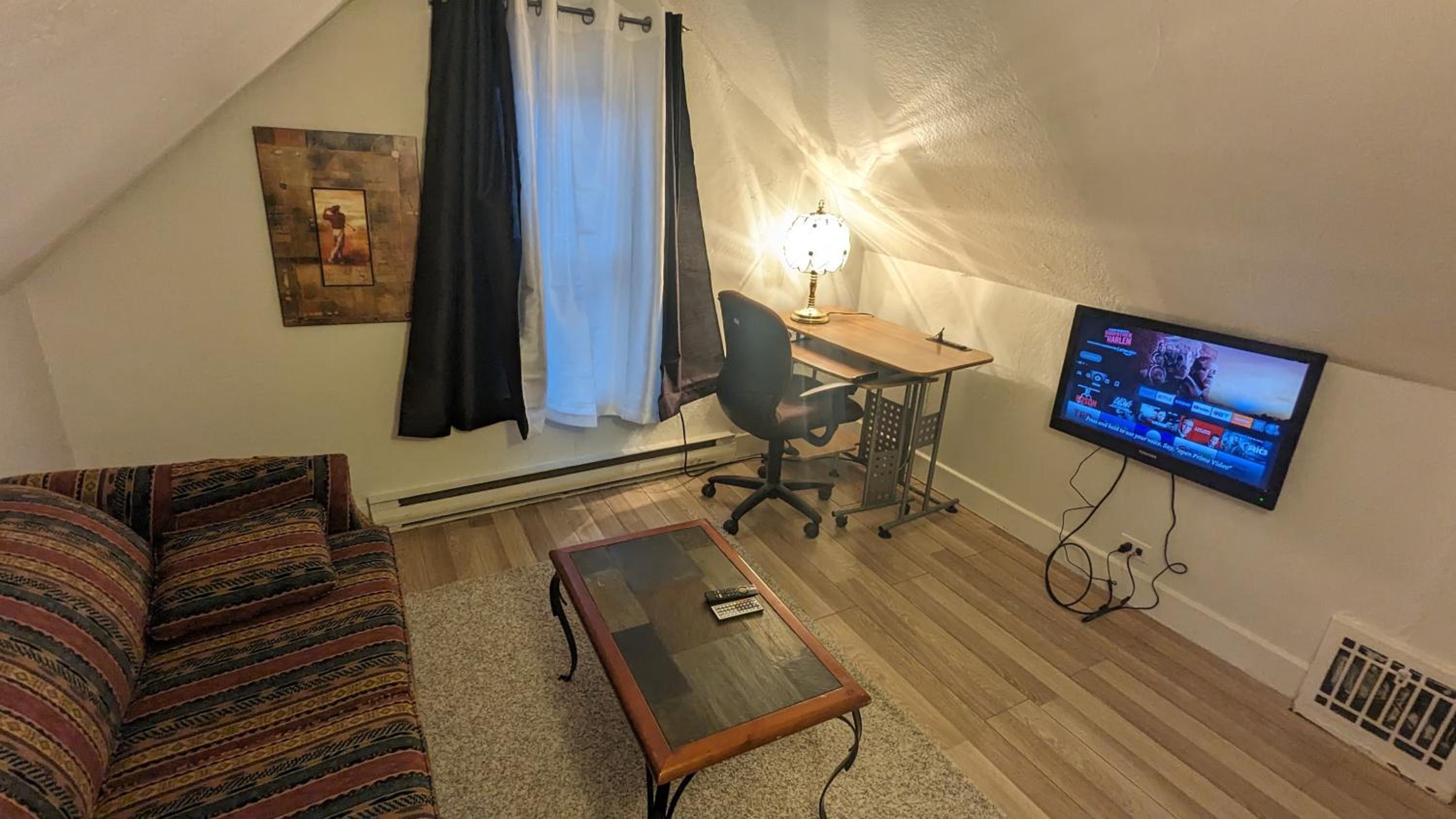 Cozy downtown one bedroom free parking