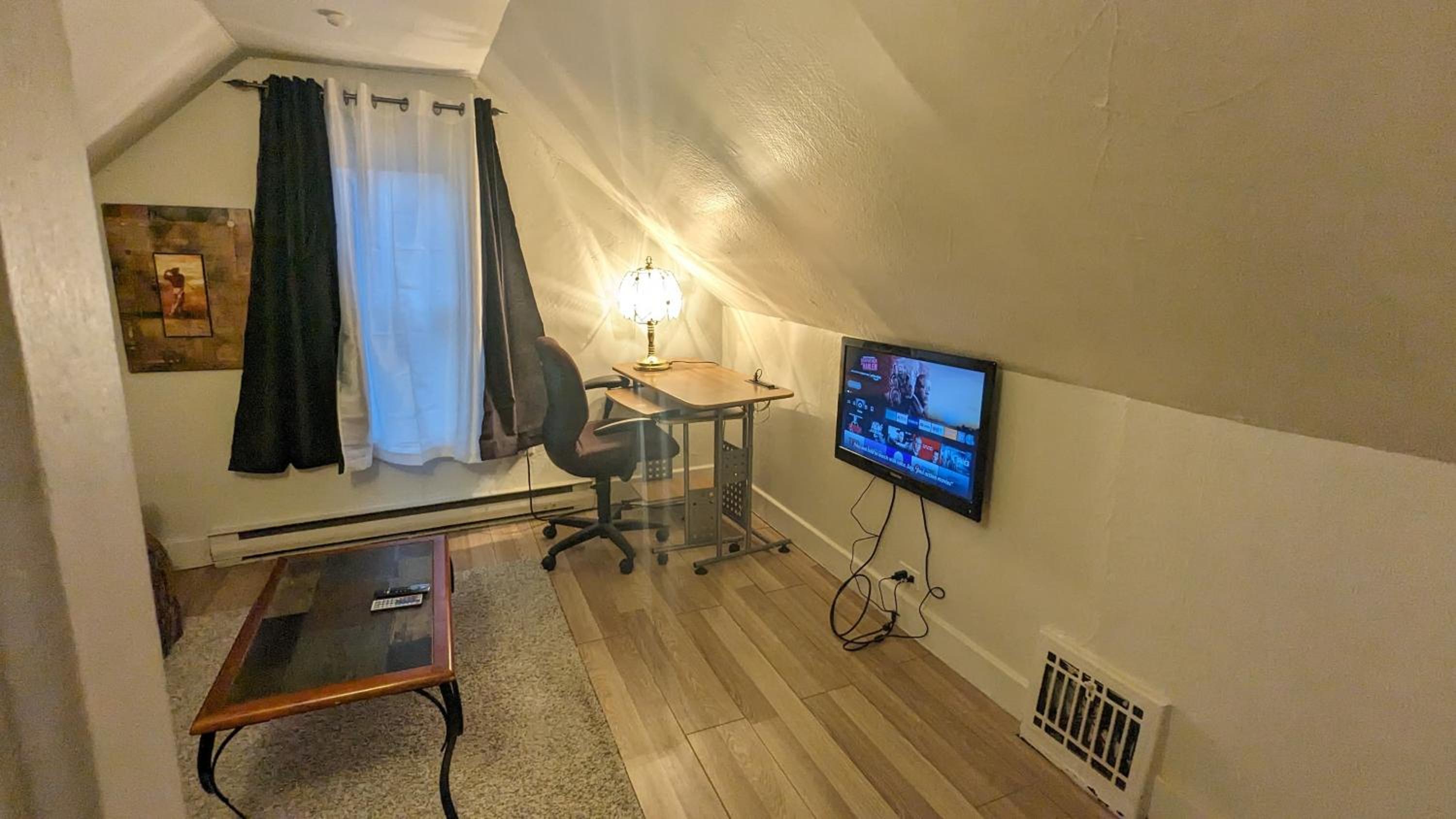 Cozy downtown one bedroom free parking