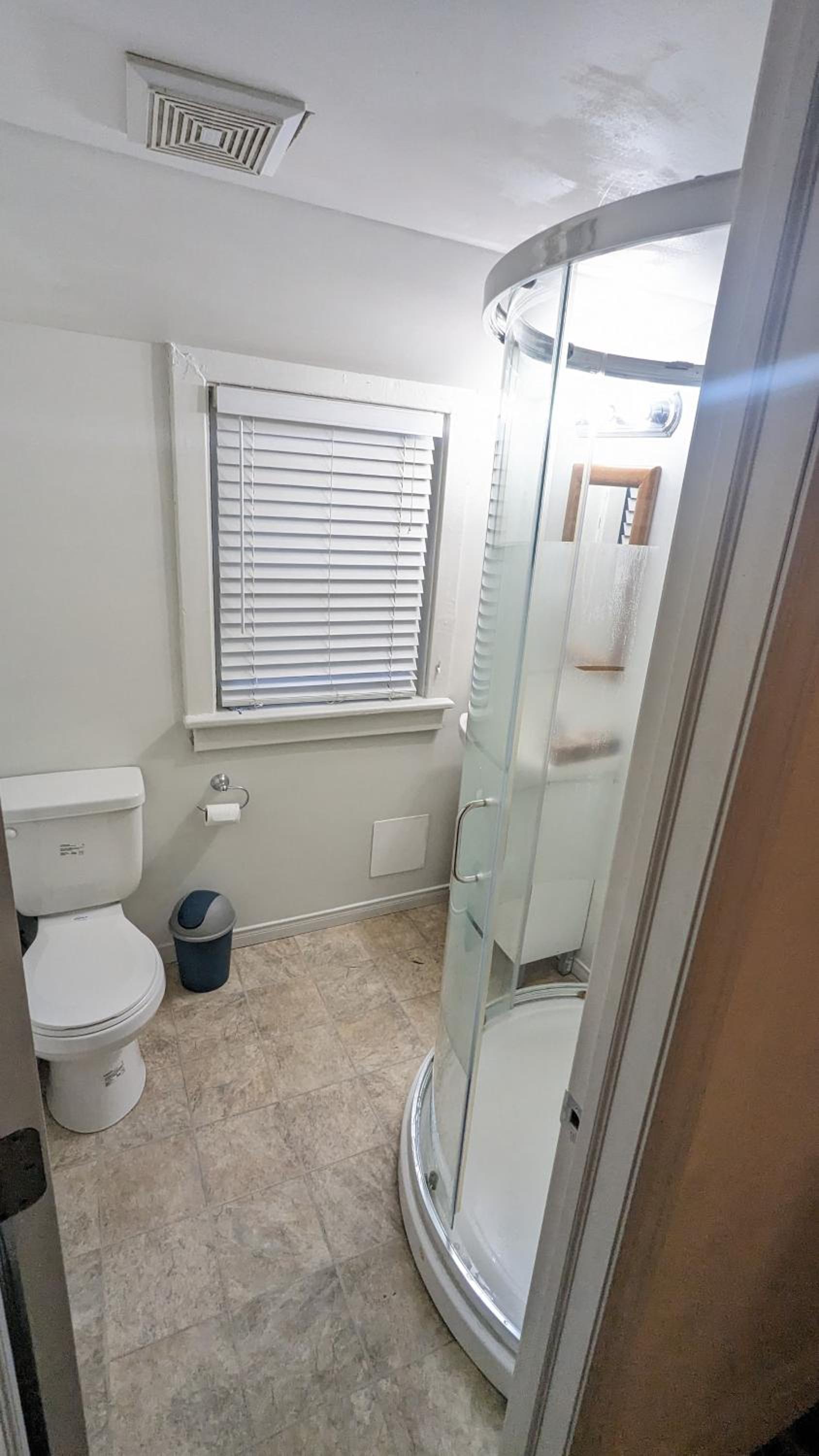 Cozy downtown one bedroom free parking