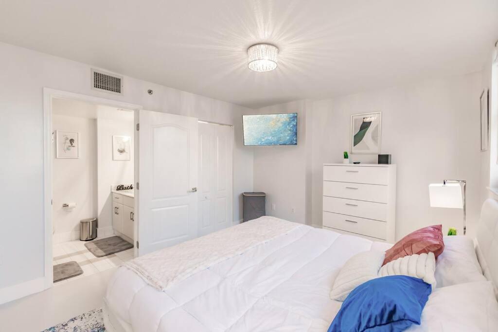 Upscale Brickell 2 bedroom with water views and free parking