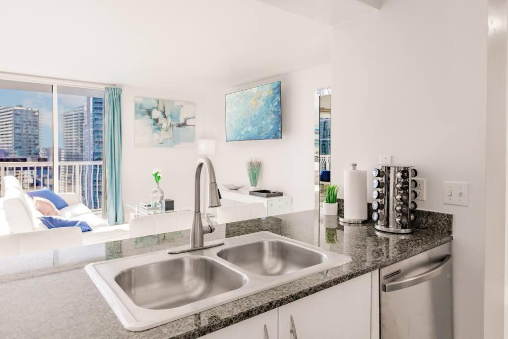 Upscale Brickell 2 bedroom with water views and free parking