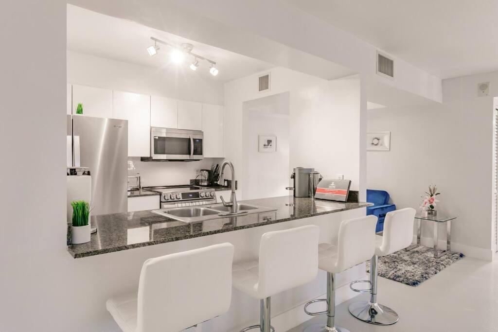 Upscale Brickell 2 bedroom with water views and free parking