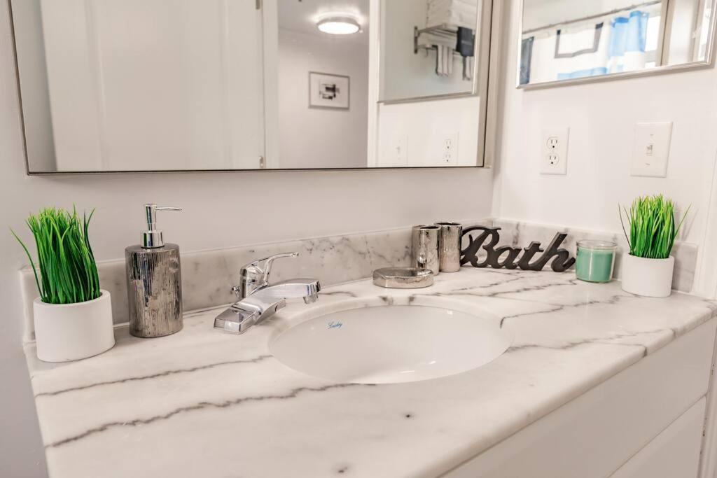 Upscale Brickell 2 bedroom with water views and free parking