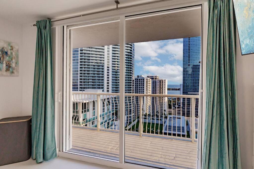 Upscale Brickell 2 bedroom with water views and free parking