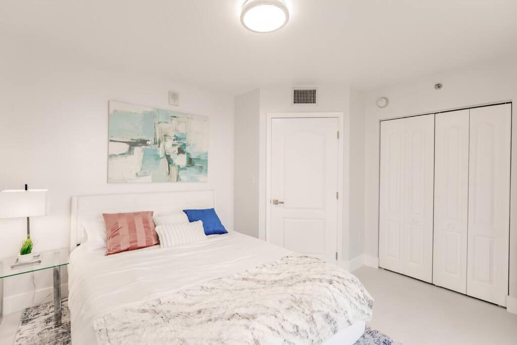 Upscale Brickell 2 bedroom with water views and free parking