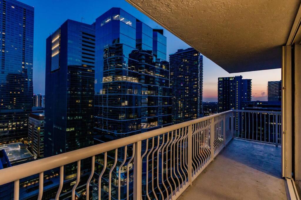 Upscale Brickell 2 bedroom with water views and free parking