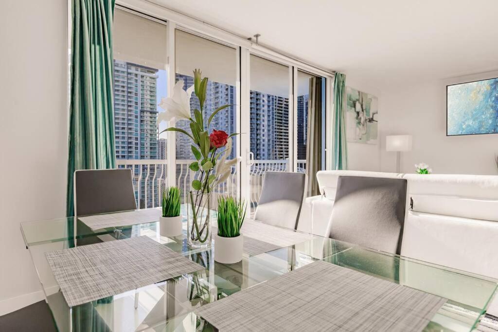 Upscale Brickell 2 bedroom with water views and free parking