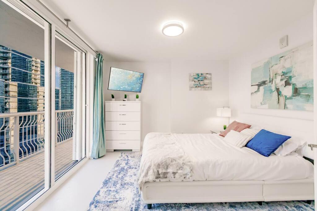 Upscale Brickell 2 bedroom with water views and free parking