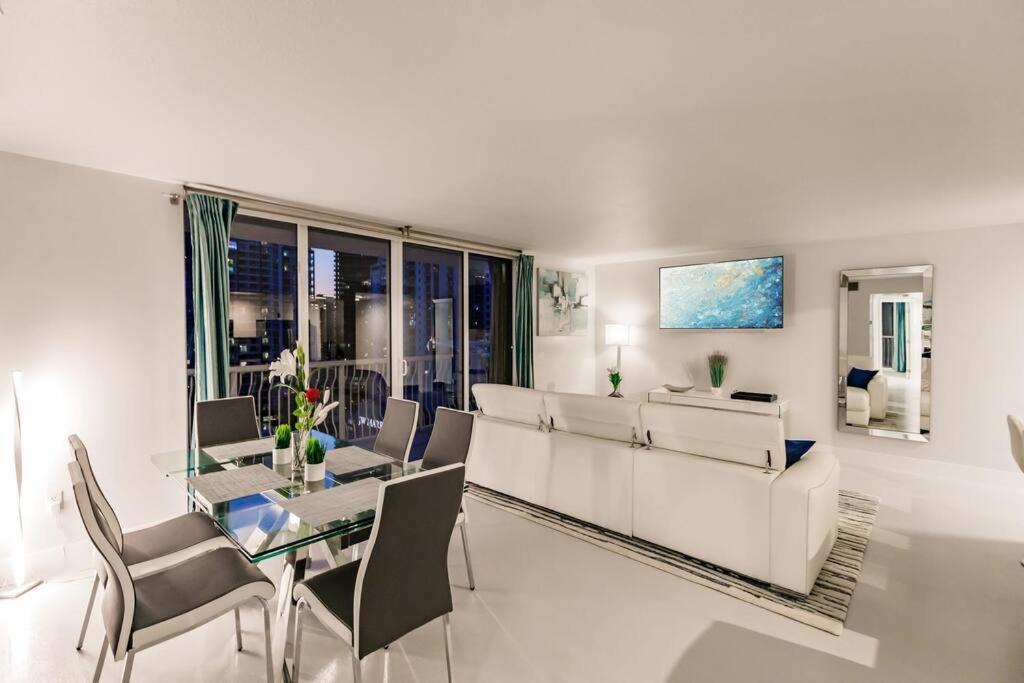 Upscale Brickell 2 bedroom with water views and free parking