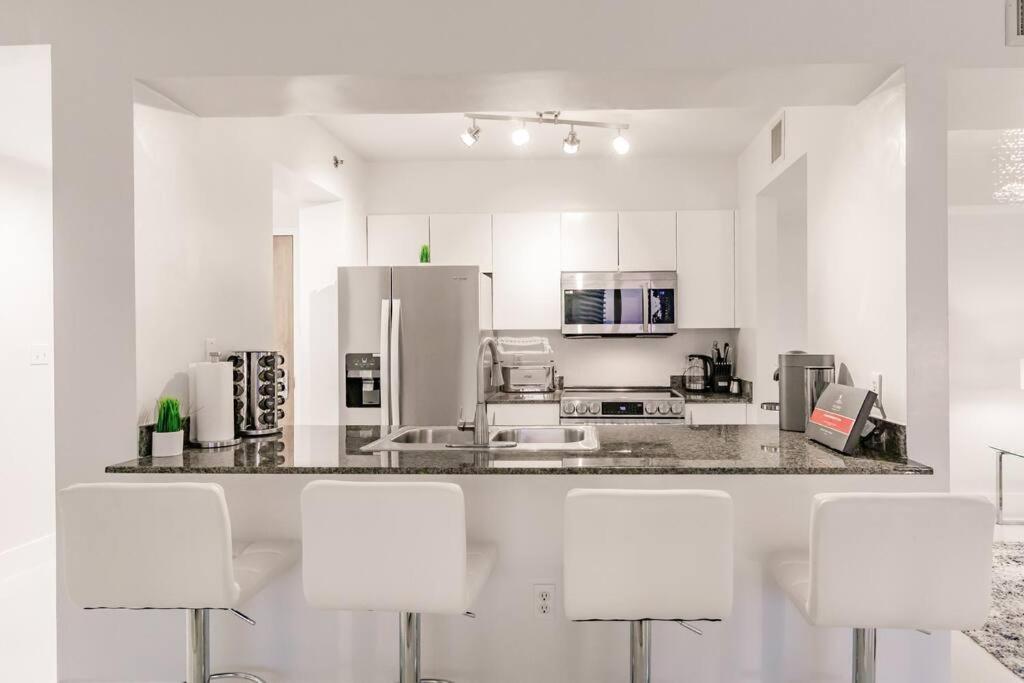 Upscale Brickell 2 bedroom with water views and free parking