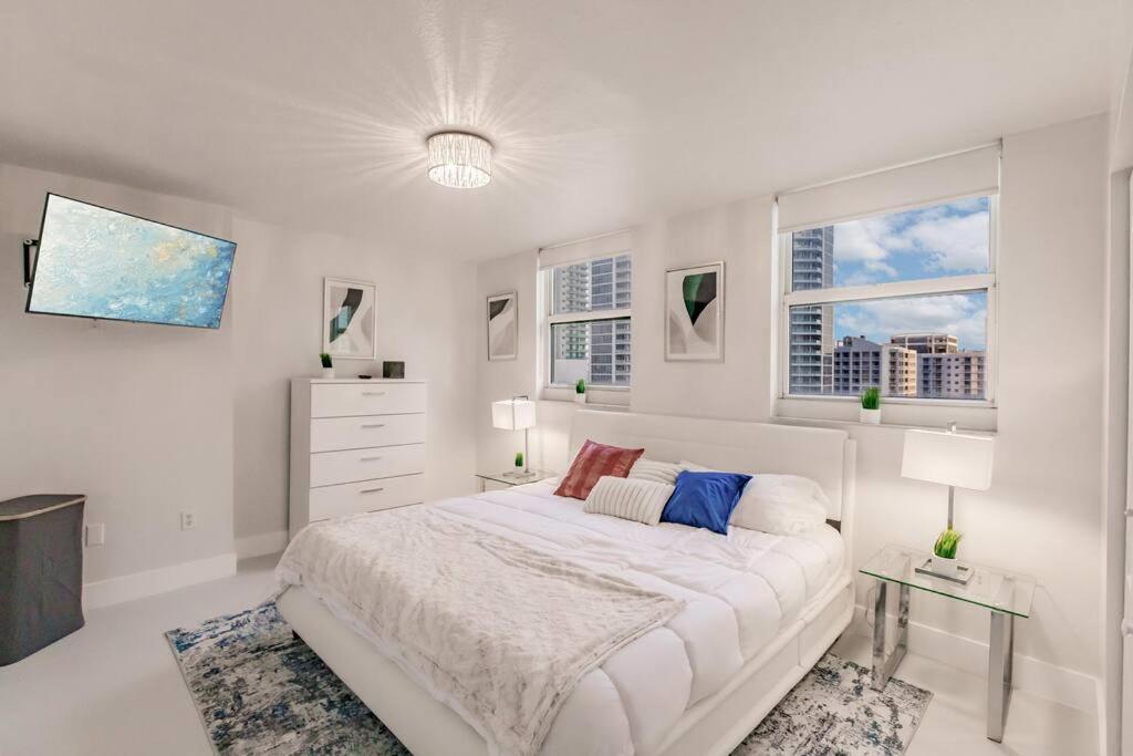 Upscale Brickell 2 bedroom with water views and free parking