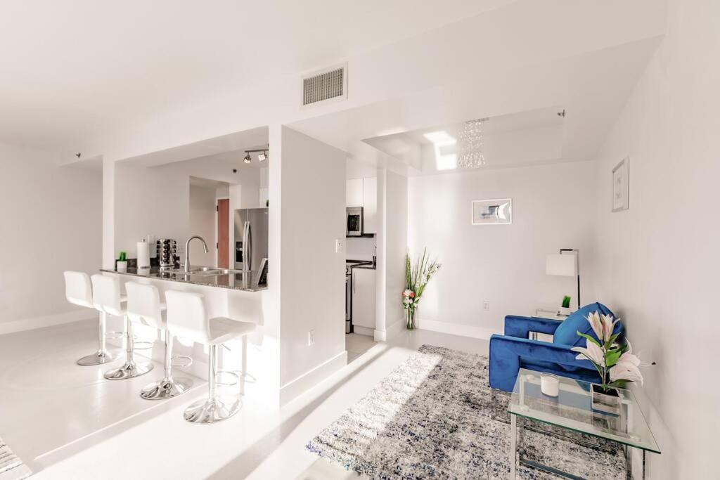 Upscale Brickell 2 bedroom with water views and free parking
