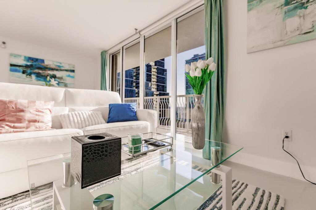 Upscale Brickell 2 bedroom with water views and free parking