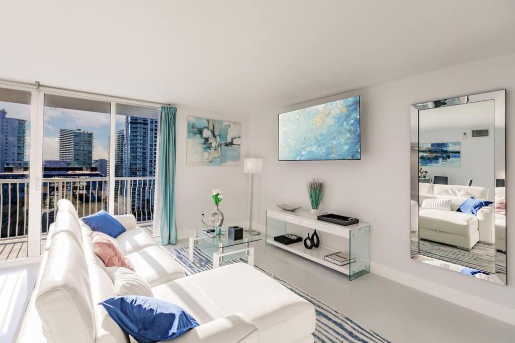 Upscale Brickell 2 bedroom with water views and free parking