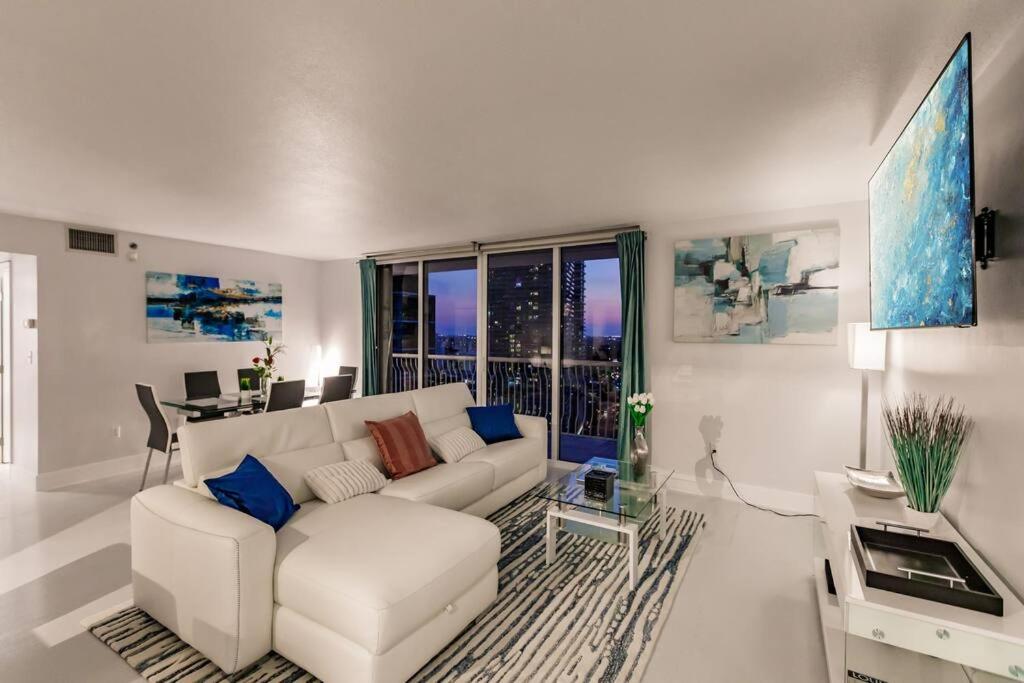 Upscale Brickell 2 bedroom with water views and free parking