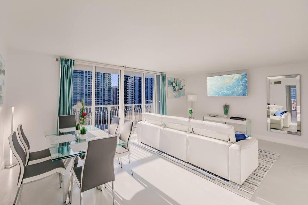 Upscale Brickell 2 bedroom with water views and free parking