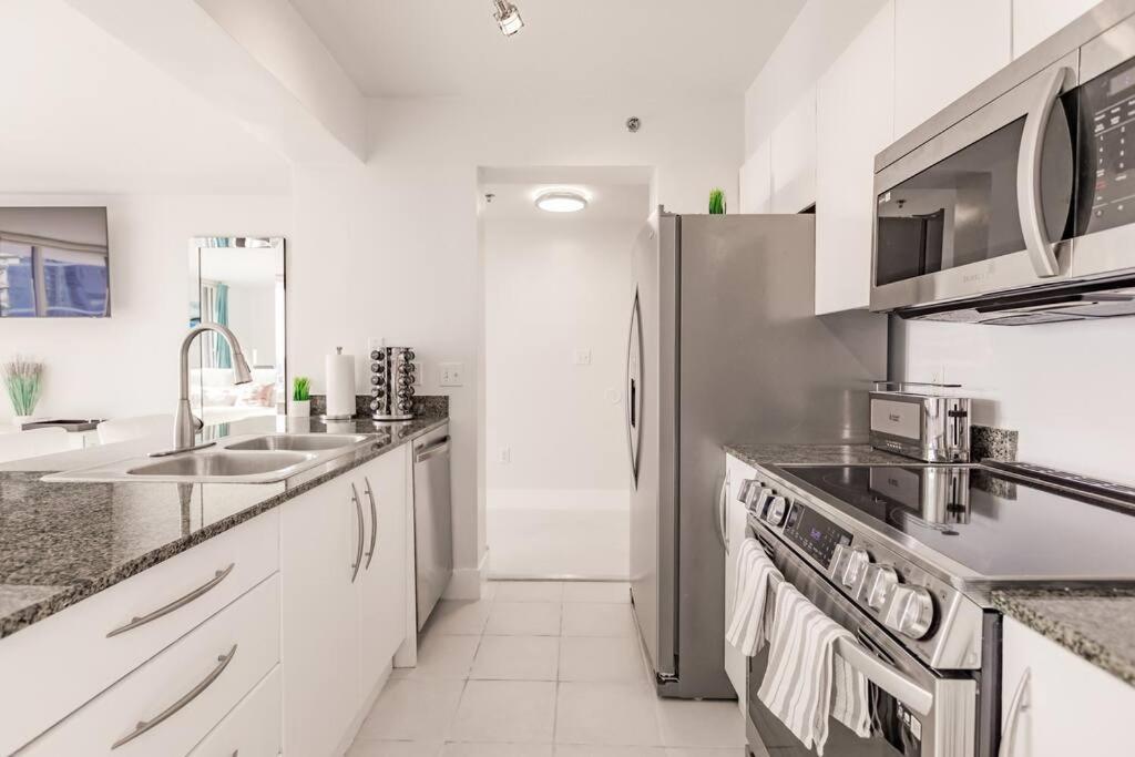 Upscale Brickell 2 bedroom with water views and free parking