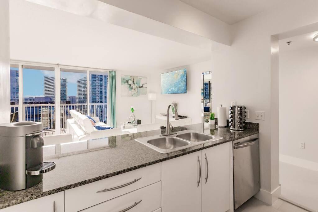 Upscale Brickell 2 bedroom with water views and free parking