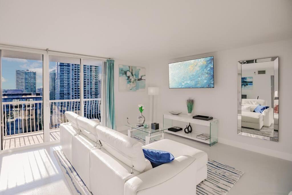 Upscale Brickell 2 bedroom with water views and free parking