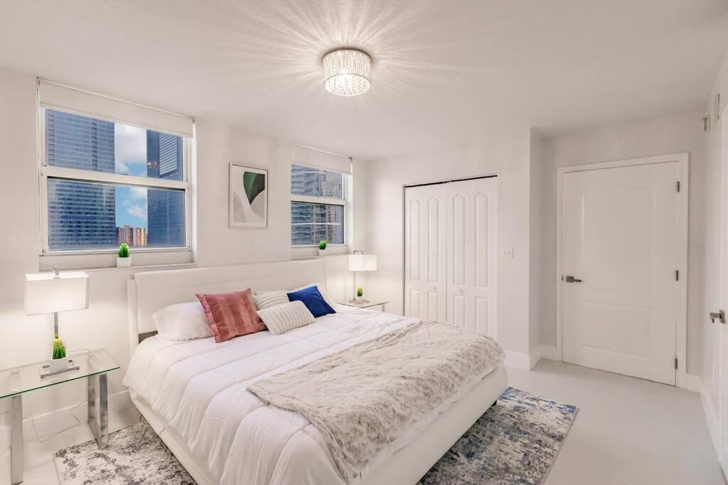 Upscale Brickell 2 bedroom with water views and free parking