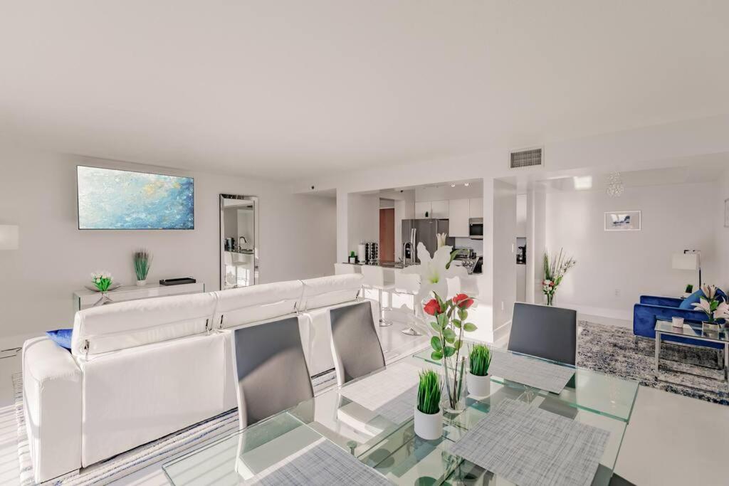 Upscale Brickell 2 bedroom with water views and free parking