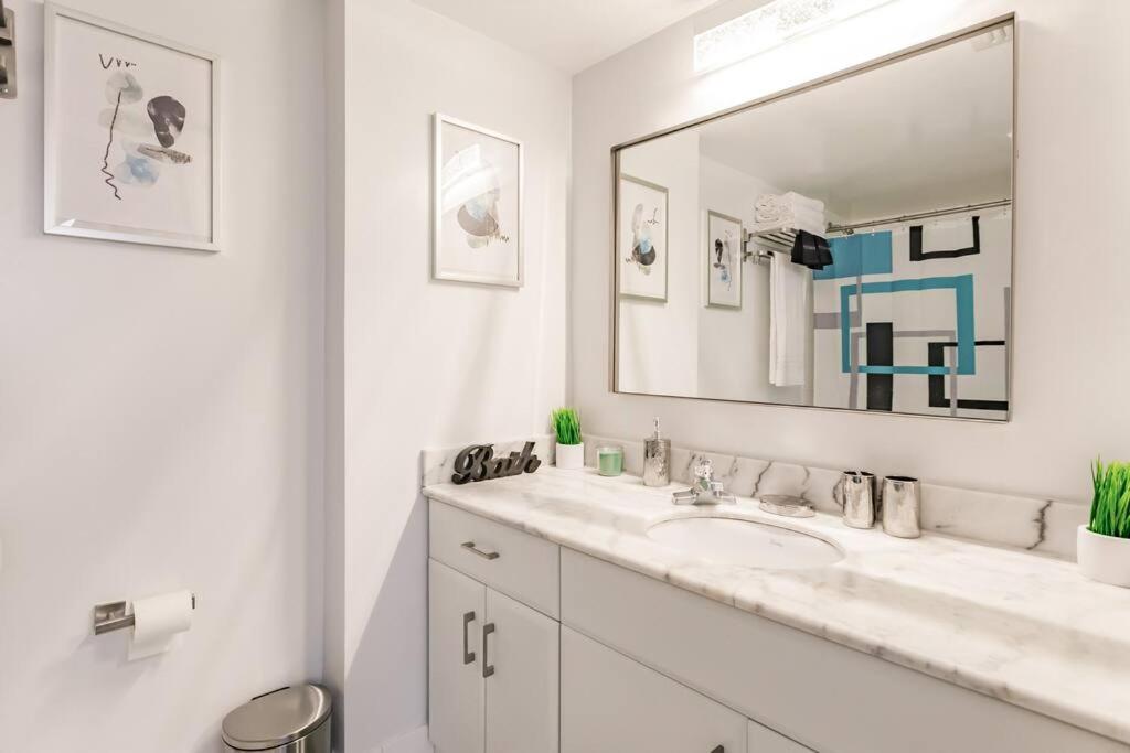 Upscale Brickell 2 bedroom with water views and free parking