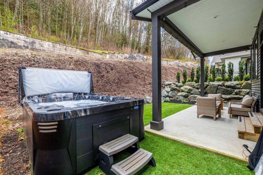 Mountain Retreat with Views, Hot Tub, Games & AC