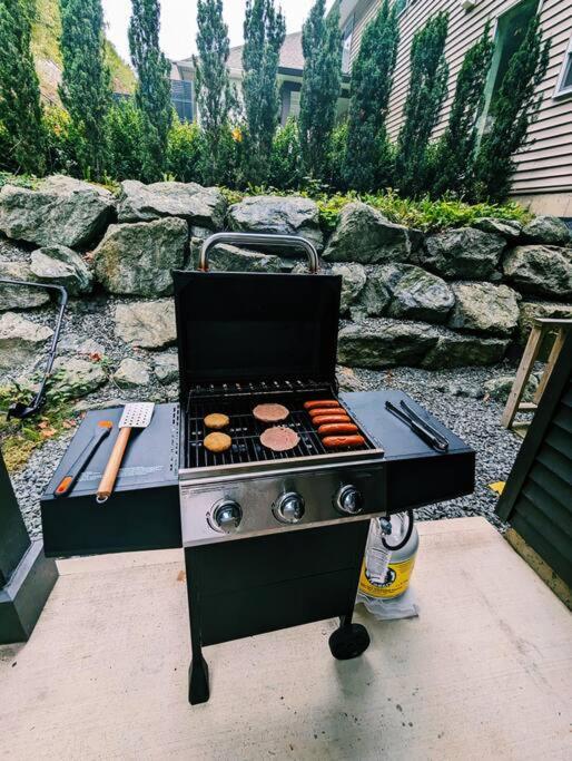 Mountain Retreat with Views, Hot Tub, Games & AC