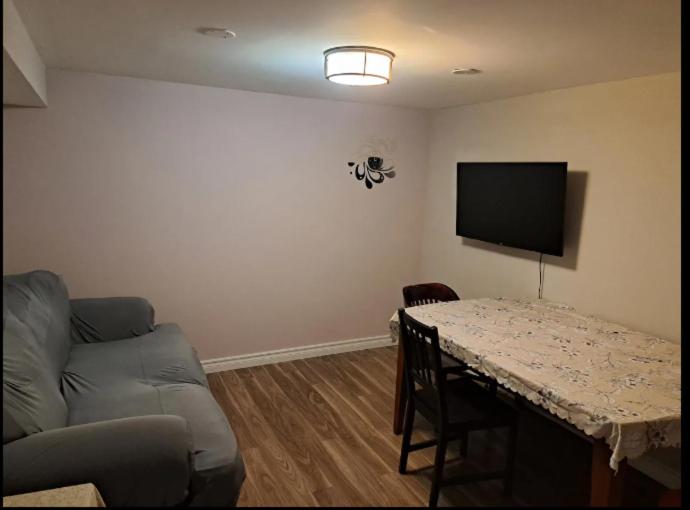 Cozy room near Pickering OPG
