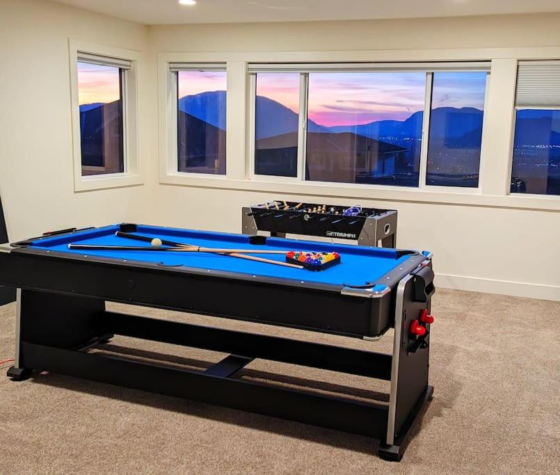 Mountain Retreat with Views, Hot Tub, Games & AC