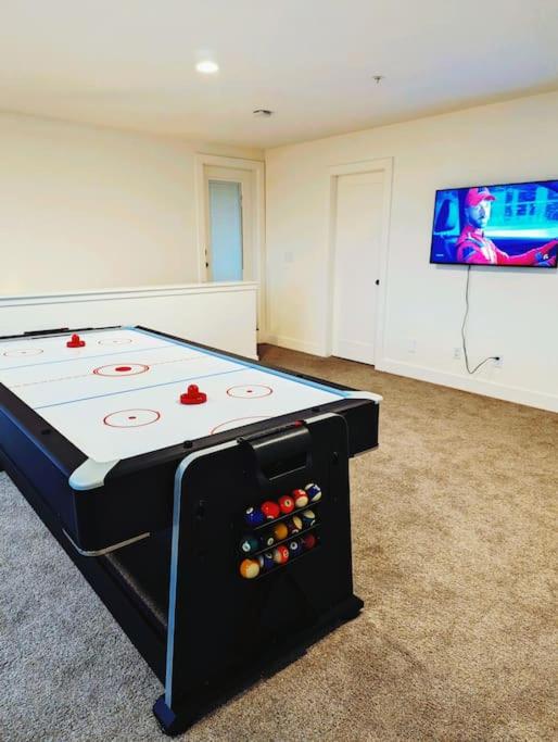 Mountain Retreat with Views, Hot Tub, Games & AC