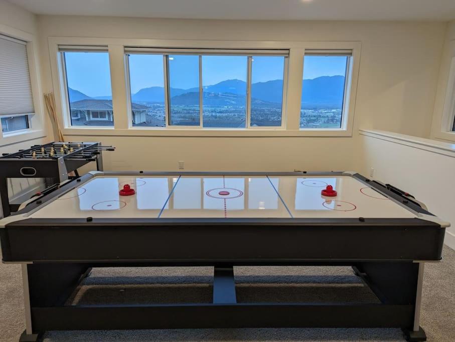 Mountain Retreat with Views, Hot Tub, Games & AC