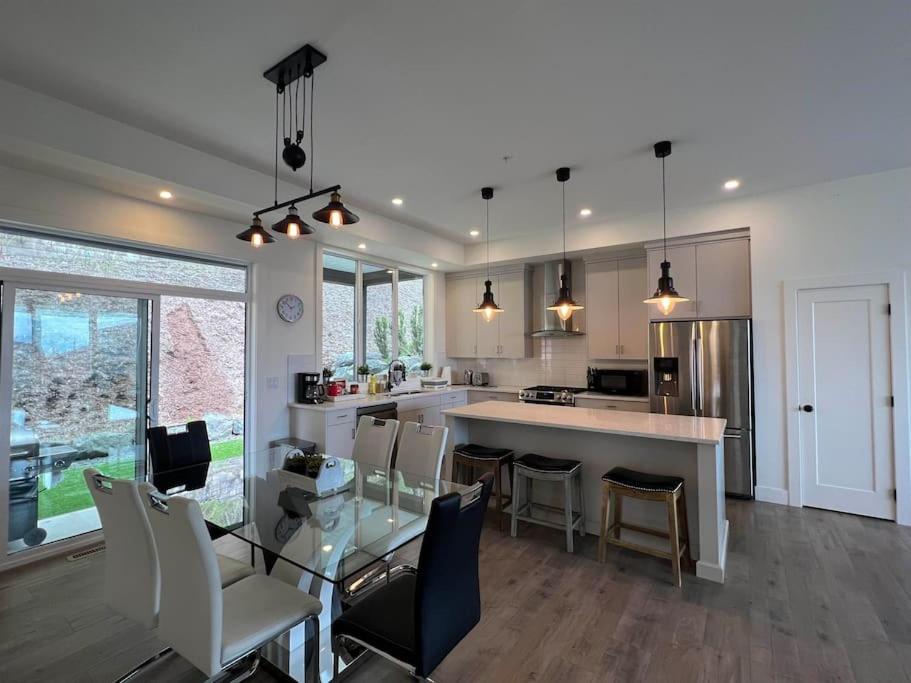 Mountain Retreat with Views, Hot Tub, Games & AC