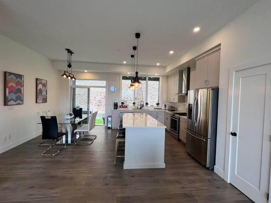 Mountain Retreat with Views, Hot Tub, Games & AC
