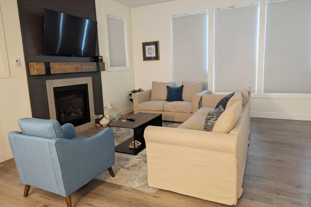 Mountain Retreat with Views, Hot Tub, Games & AC