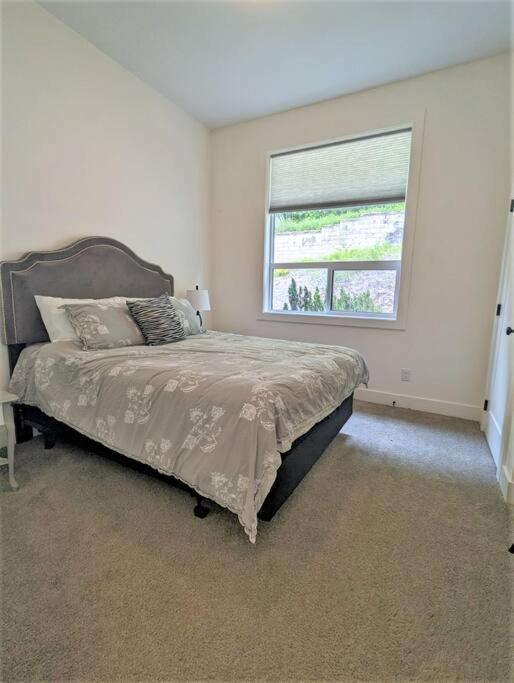Mountain Retreat with Views, Hot Tub, Games & AC