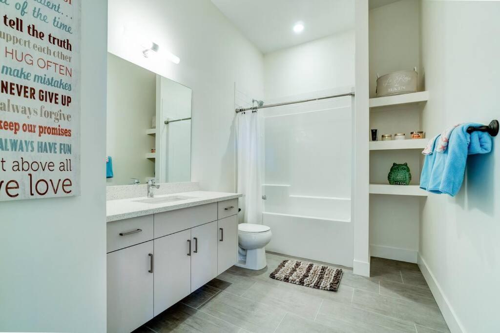 Mountain Retreat with Views, Hot Tub, Games & AC