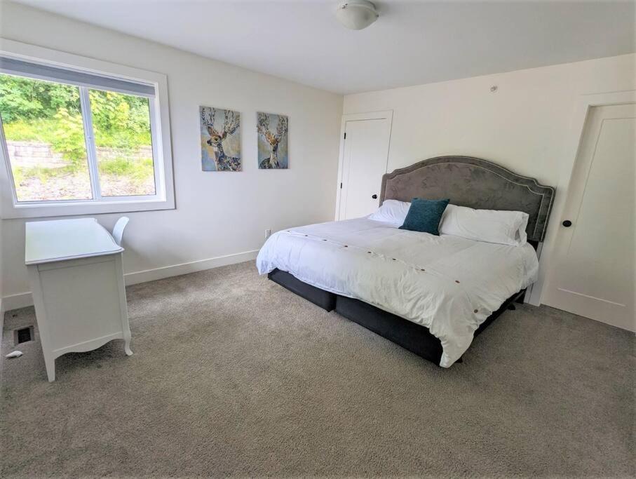 Mountain Retreat with Views, Hot Tub, Games & AC