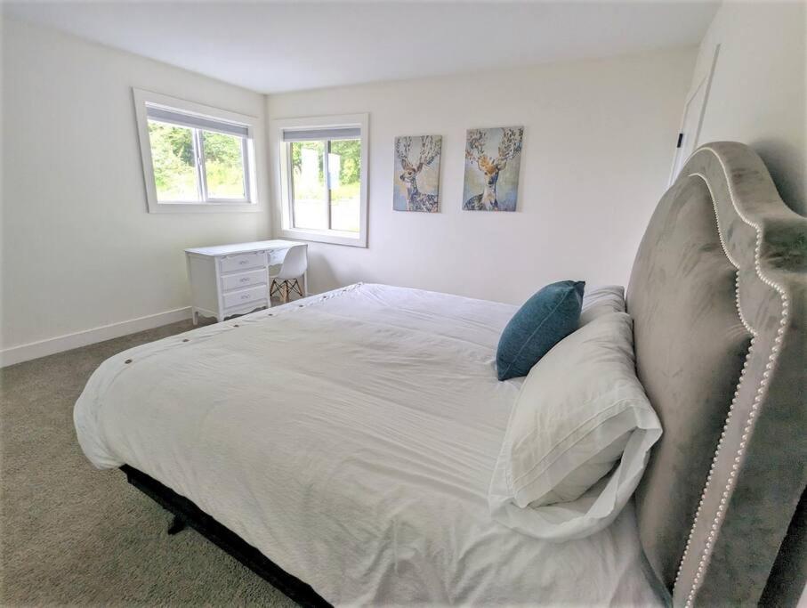 Mountain Retreat with Views, Hot Tub, Games & AC