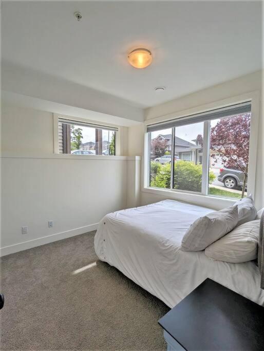 Mountain Retreat with Views, Hot Tub, Games & AC